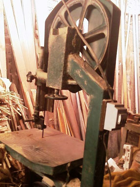 Trabajando con la sierra de madera en el taller